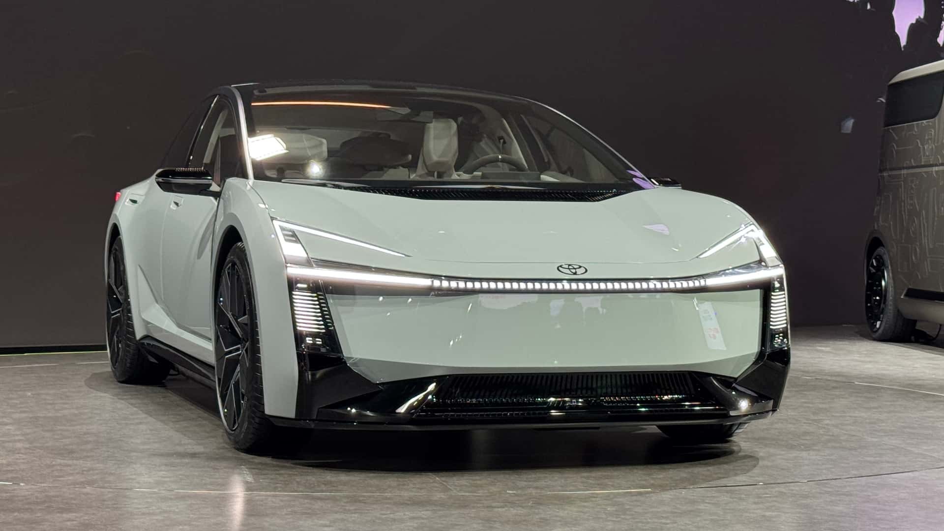 ‘Huỷ diệt’ Honda Civic, Toyota Corolla Altis gây sốt với động cơ mới ăn xăng chỉ ngang SH