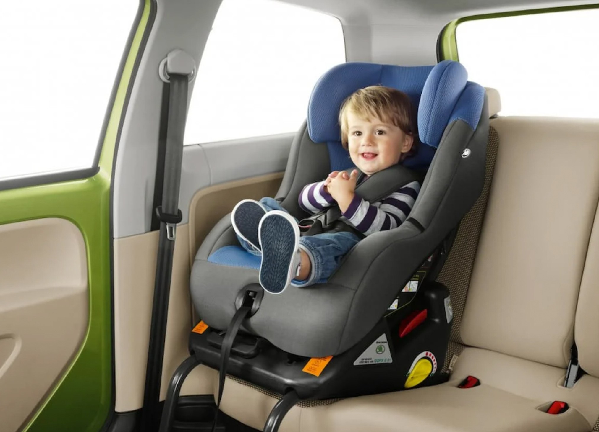 Từ 2026, trẻ em ngồi ôtô không ghế an toàn sẽ bị phạt: Cha mẹ cần làm ngay điều này