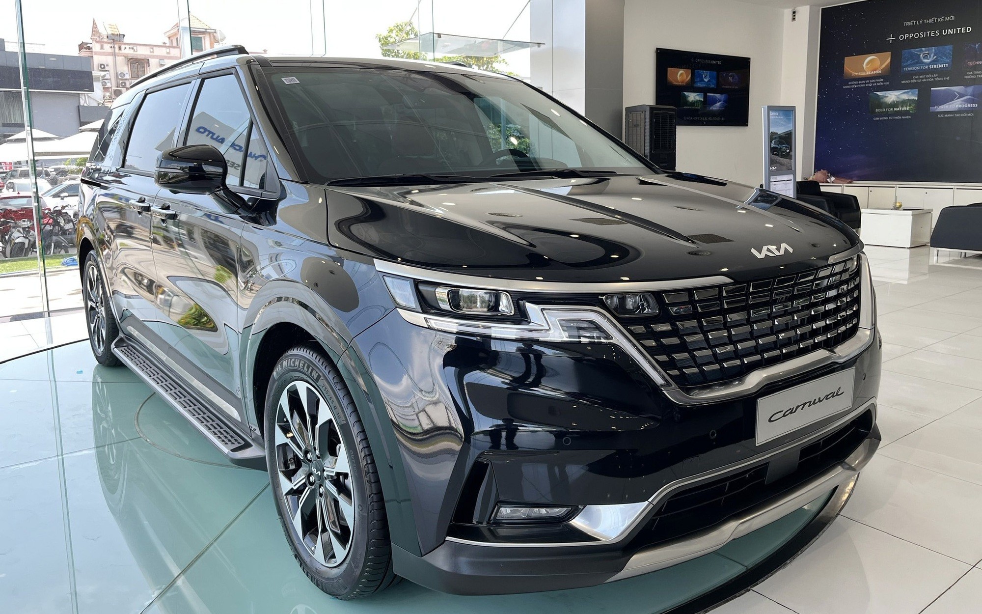 Đại lý mạnh tay xả kho Kia Carnival: Giảm gần 400 triệu, tiền chênh đủ nuôi xe 6 năm