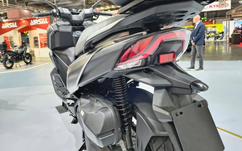 Đối thủ ‘một 9 một 10’ với Honda SH chính thức ra mắt với loạt trang bị đẳng cấp, giá dự kiến 'mềm'