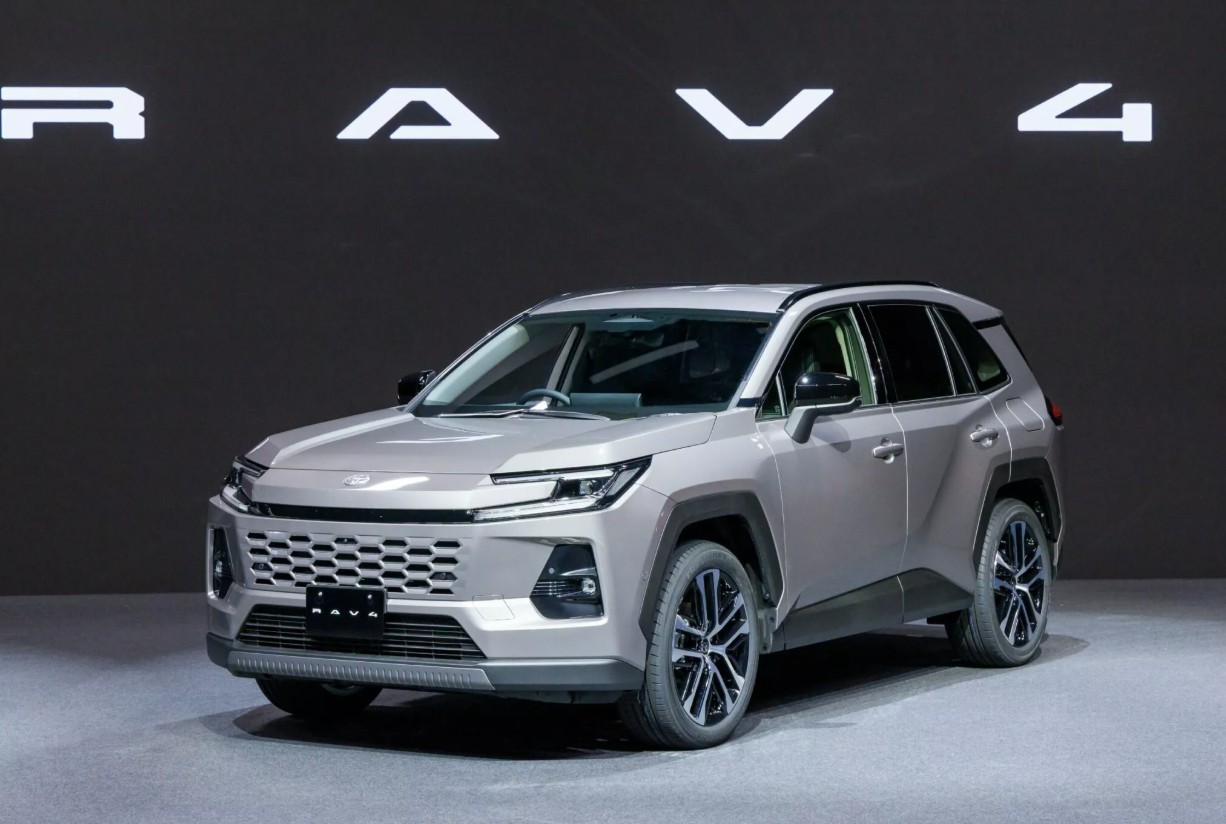 Toyota RAV4 2026 'đội giá' gần 4.000USD, nhiều khách hàng cân nhắc lựa chọn khác