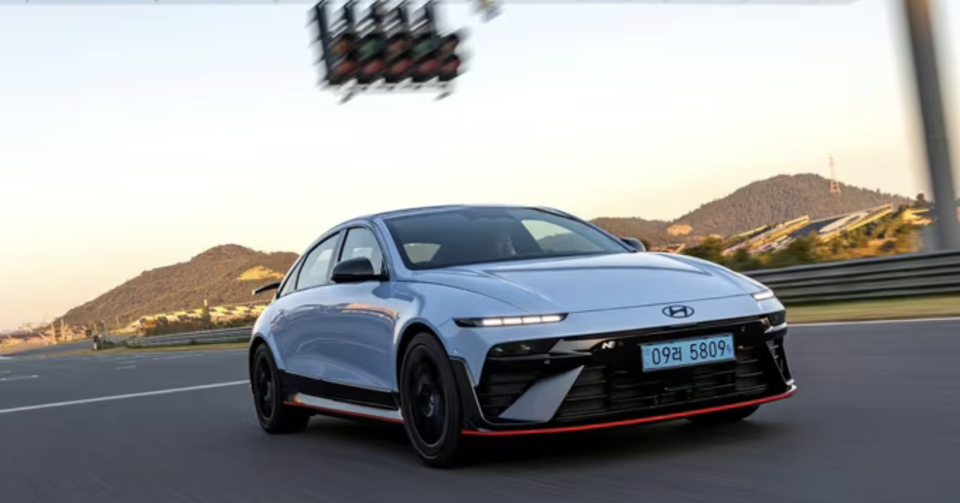 Sedan điện hiệu năng cao của Hyundai ‘trình làng’ khiến Mercedes phải dè chừng