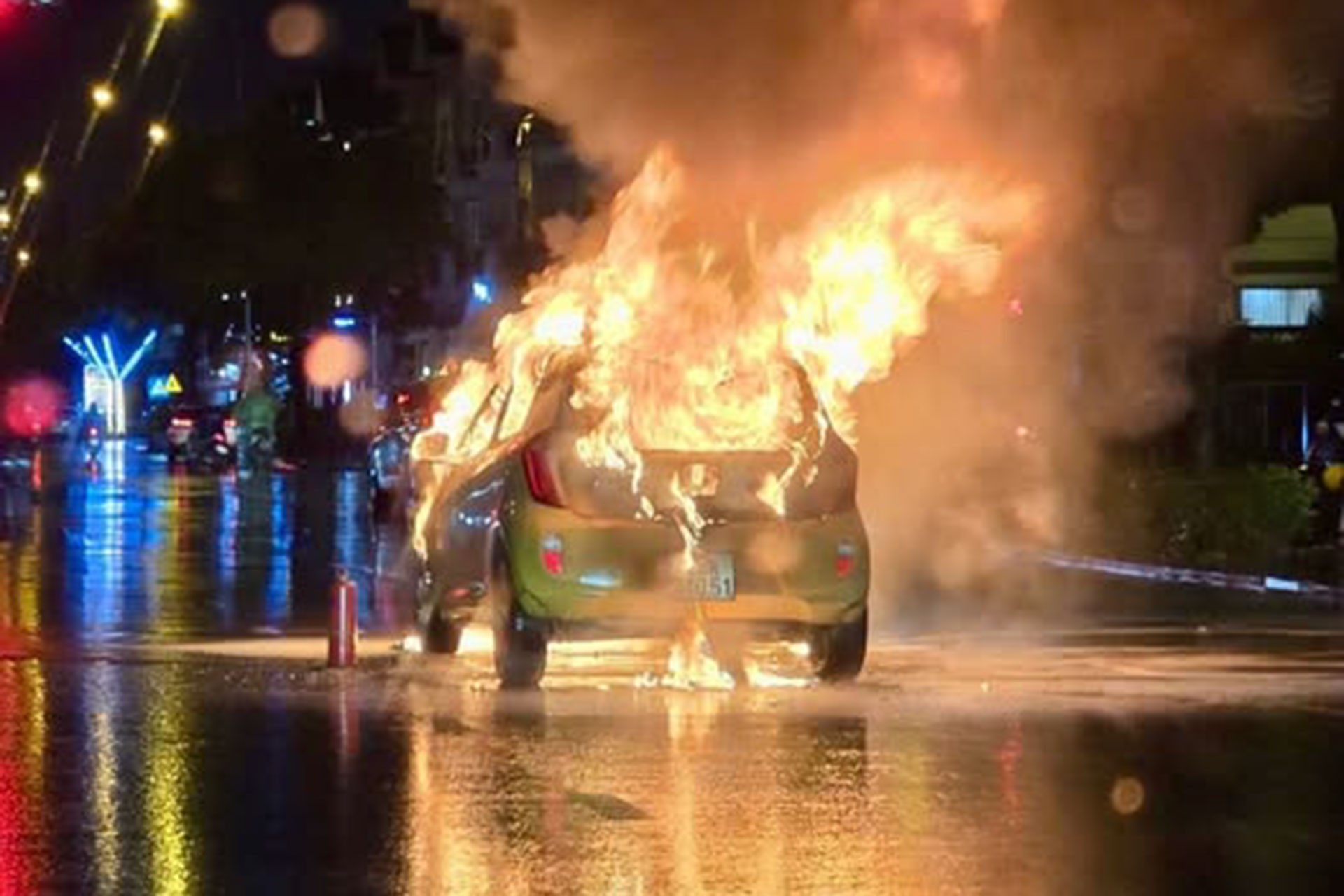 Kia Morning bốc cháy dữ dội giữa trời mưa Hà Nội, nguyên nhân thực sự chưa được xác định