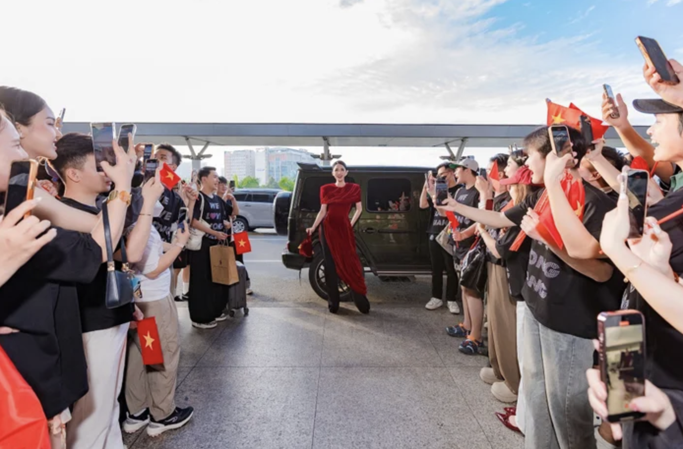 G63 trị giá ‘10 chữ số’ tháp tùng Hương Giang dự Miss Universe 2025: Gây sốt dù chỉ dừng ở top 30