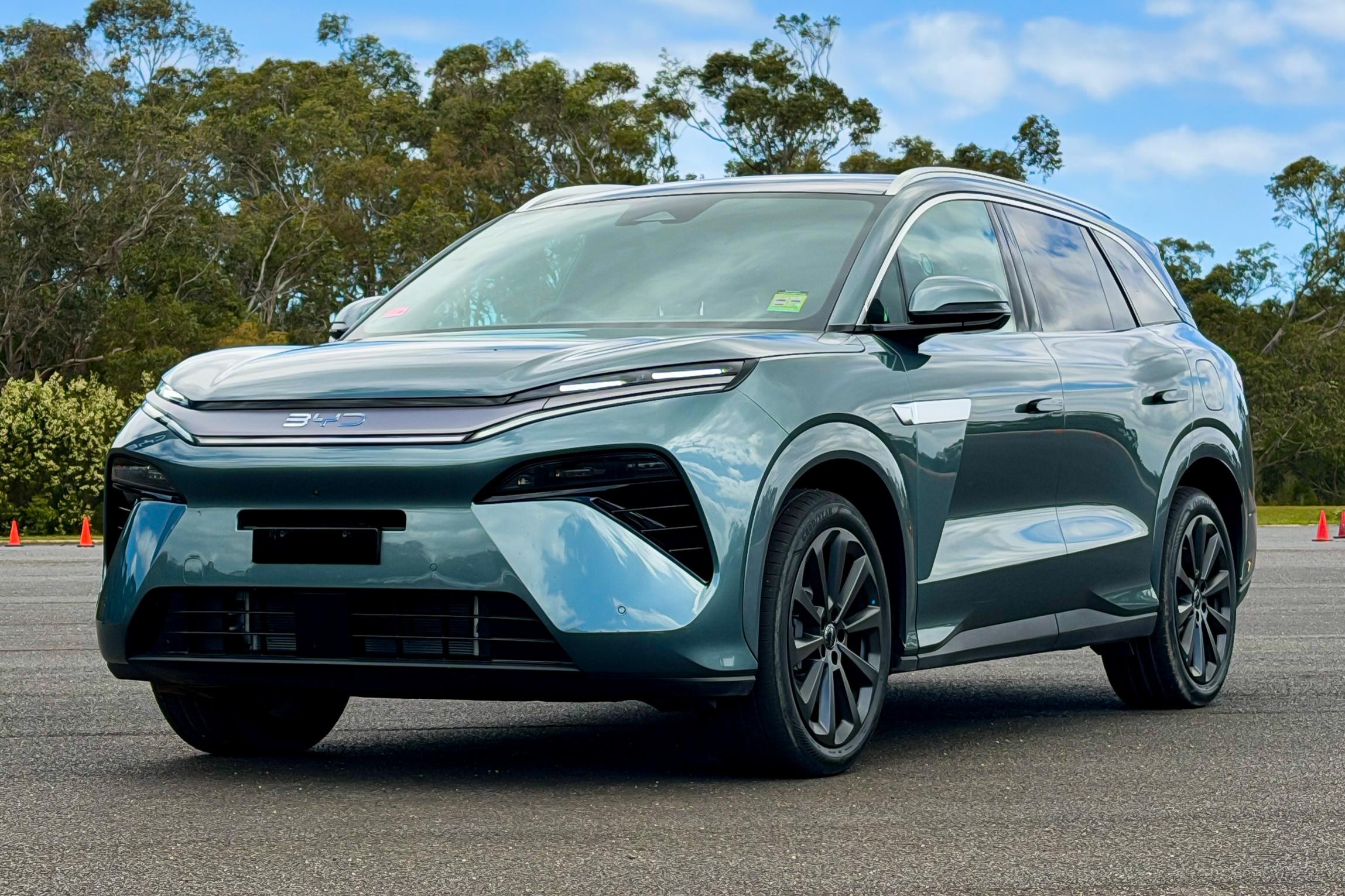 Mẫu SUV vừa ra mắt gây chú ý với tầm chạy 370 km sau 5 phút sạc, thách thức vị thế Hyundai Santa Fe