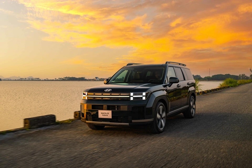 Hyundai Santa Fe Hybrid ra mắt Việt Nam: Giá 1,369 tỷ đồng, quyết đấu Sorento HEV và loạt SUV cỡ D