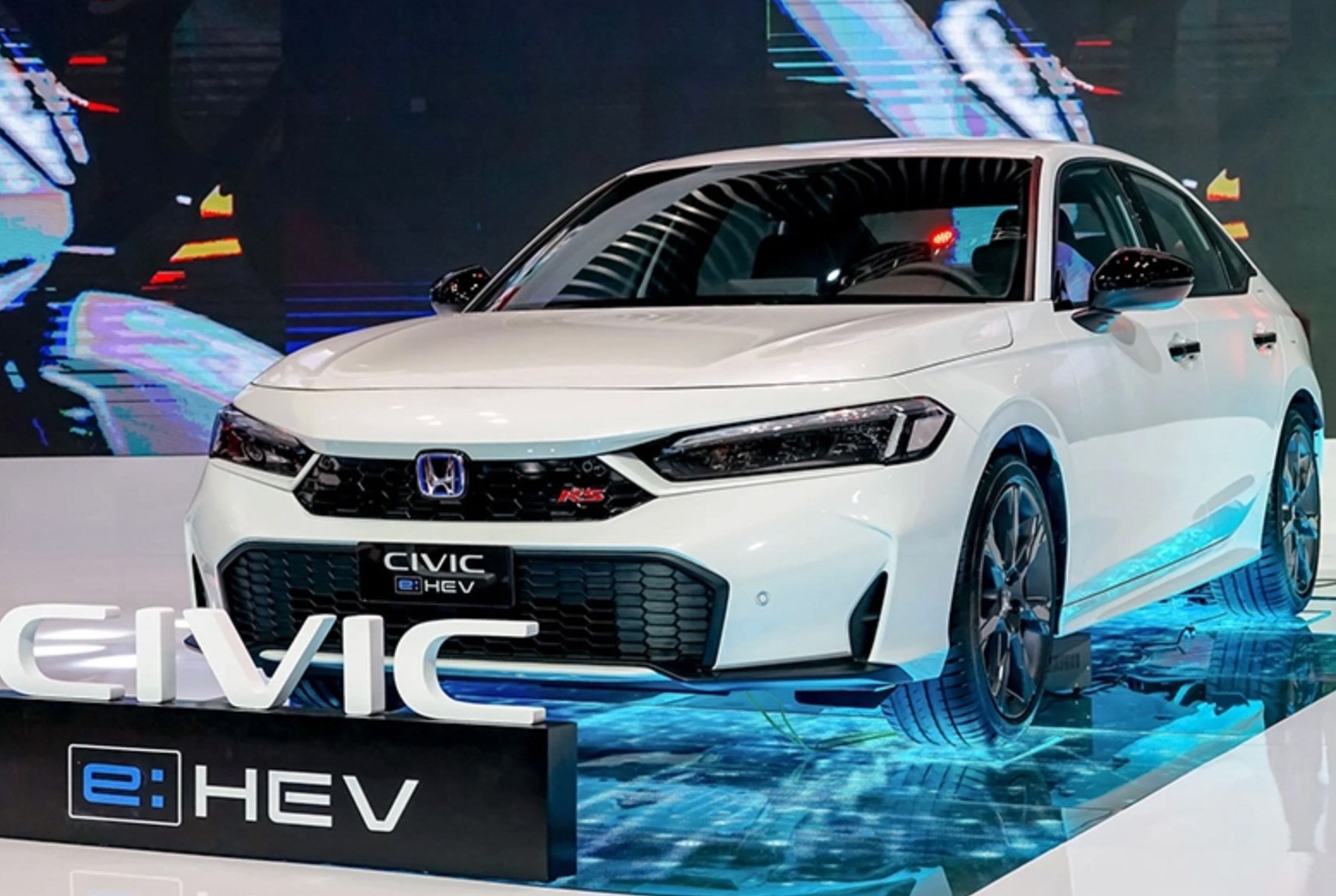 Honda Civic e:HEV RS giảm sâu tới 140 triệu đồng, 'so kè' cùng Toyota Corolla Altis Hybrid