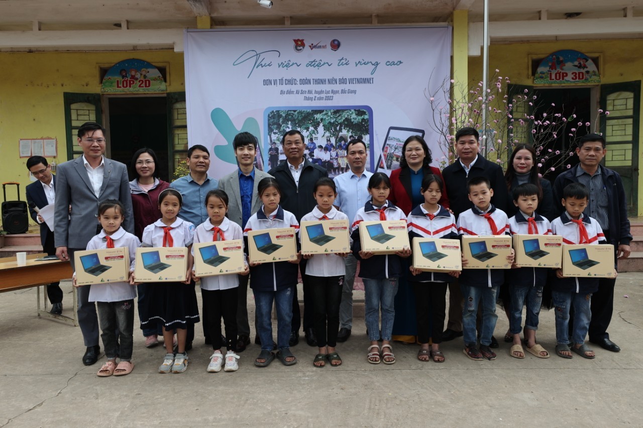 Viện nghiên cứu Truyền thống và Phát triển kết nối “Thư viện điện tử vùng cao” đến với học sinh