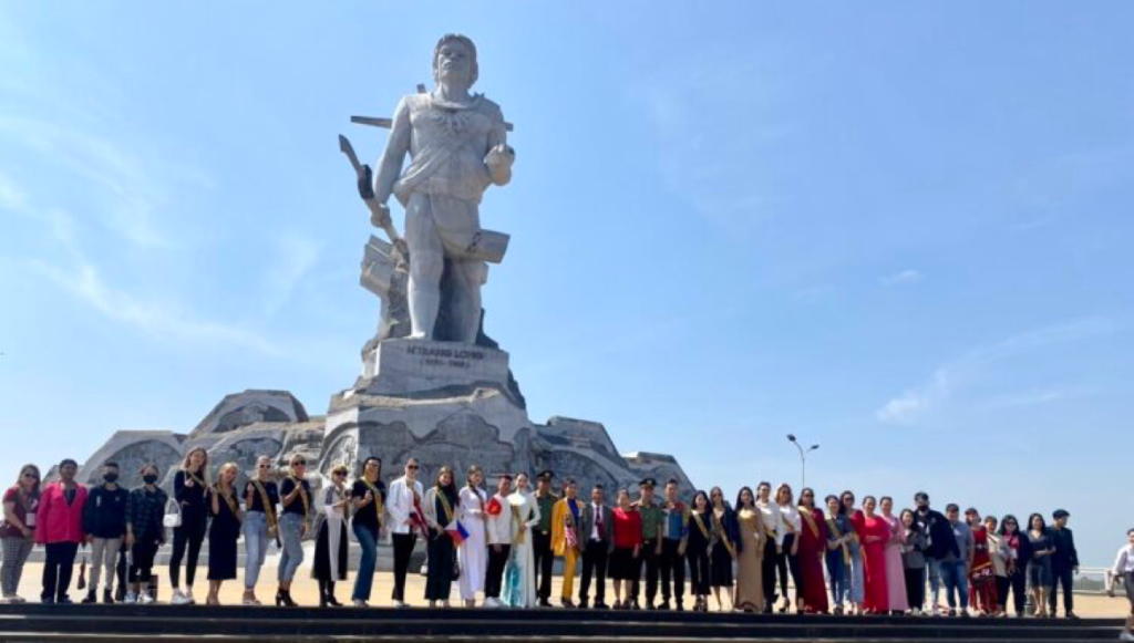 Đoàn thí sinh Hoa hậu Doanh nhân Toàn cầu 2023 tổ chức lễ viếng, dân hoa Tượng đài anh hùng dân tộc N’Trang Lơng tại TP. Gia Nghĩa