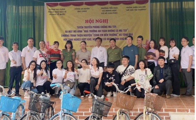 Chương trình thiện nguyện "Cùng em đến trường" tại 2 điểm trường tỉnh Hoà Bình