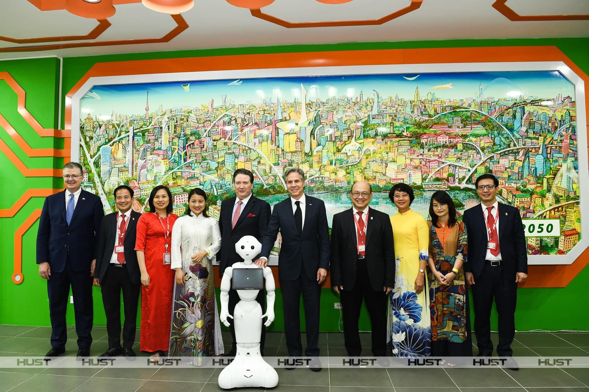 Robot Pepper do sinh viên Đại học Bách khoa Hà Nội lập trình chào đón Ngoại trưởng Hoa Kỳ Antony Blinken