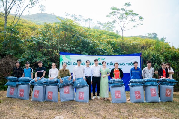 CEO Phạm Thị Ngọc Ánh cùng với đội nhóm thương hiệu VIC gây quỹ tình thương VIC xây cầu tiền tỷ cho bà con Sơn La thay mặt khách hàng
