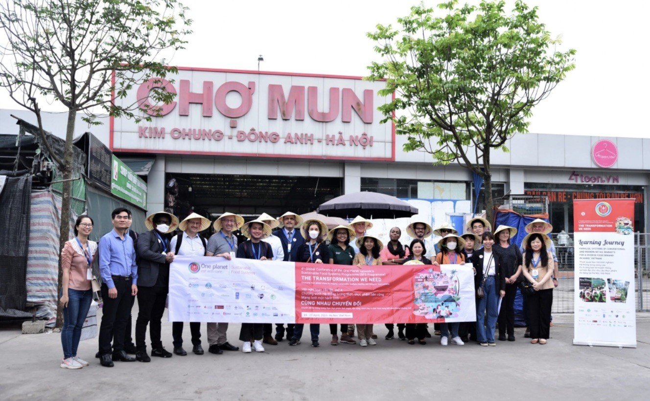 Đại biểu quốc tế 'ngắm, nếm' ở chợ truyền thống Việt Nam