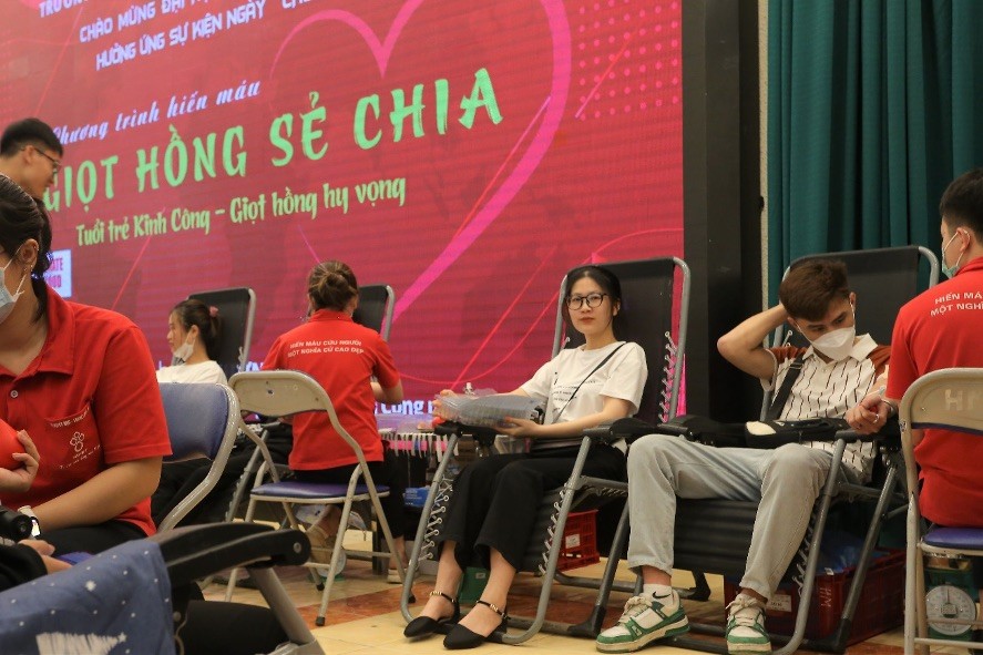 Chương trình hiến máu nhân đạo “ Giọt hồng sẻ chia” của Tuổi trẻ Kinh Công năm học 2022 - 2023