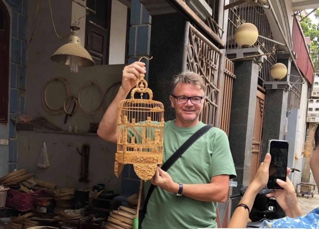 Huấn luyện viên Philippe Troussier 'đi săn' lồng chim nghệ thuật