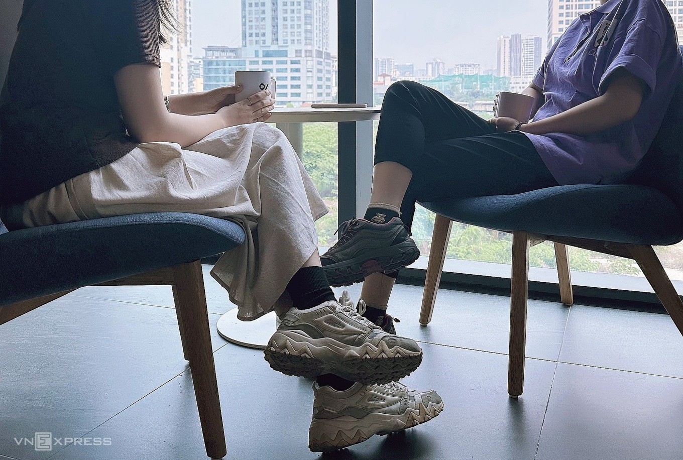 Mối nguy từ thói quen ngồi vắt chéo chân