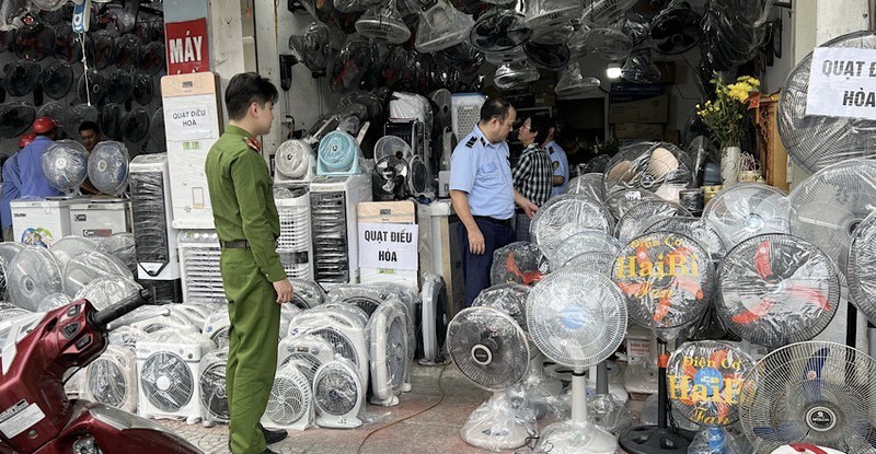 Ngăn chặn trục lợi trong kinh doanh thiết bị điện mùa cao điểm nắng nóng