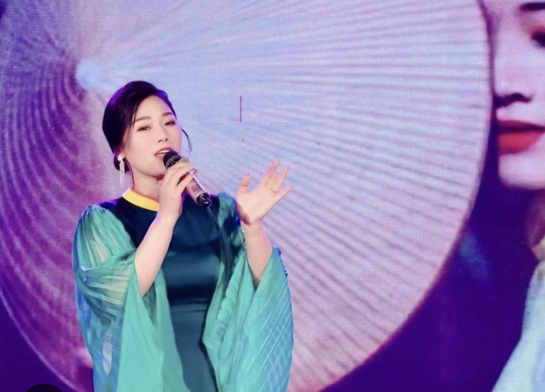 NSƯT Hương Giang thể hiện sâu lắng ca khúc Là Em Cô Gái Việt Nam của Nhạc sĩ Minh Dương
