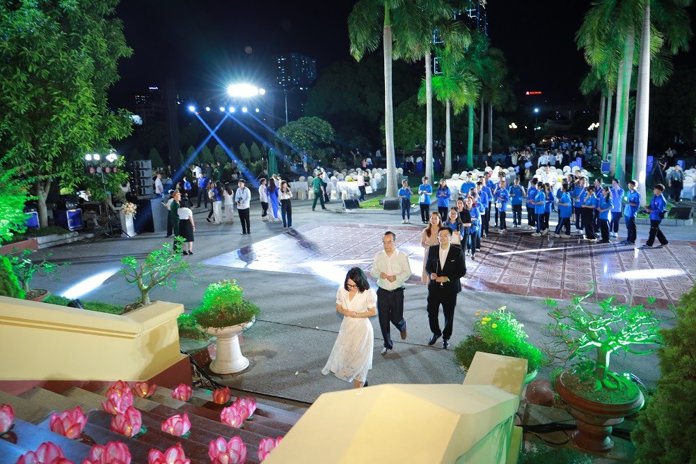Trường Cao đẳng Thương mại và Du lịch Hà Nội dâng hương tri ân các anh hùng liệt sĩ tại Hà Nội