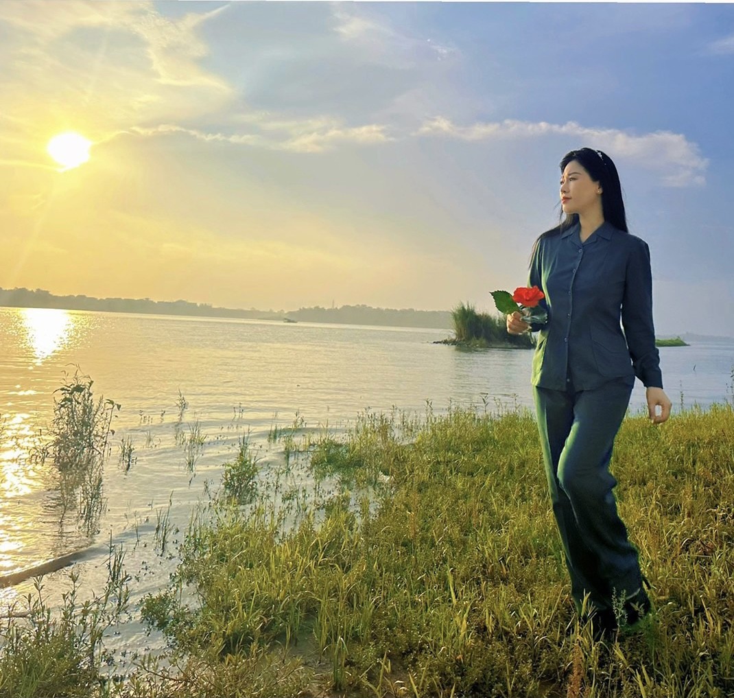 Xúc động bài ca Đất Nước do NSƯT Hương Giang thể hiện