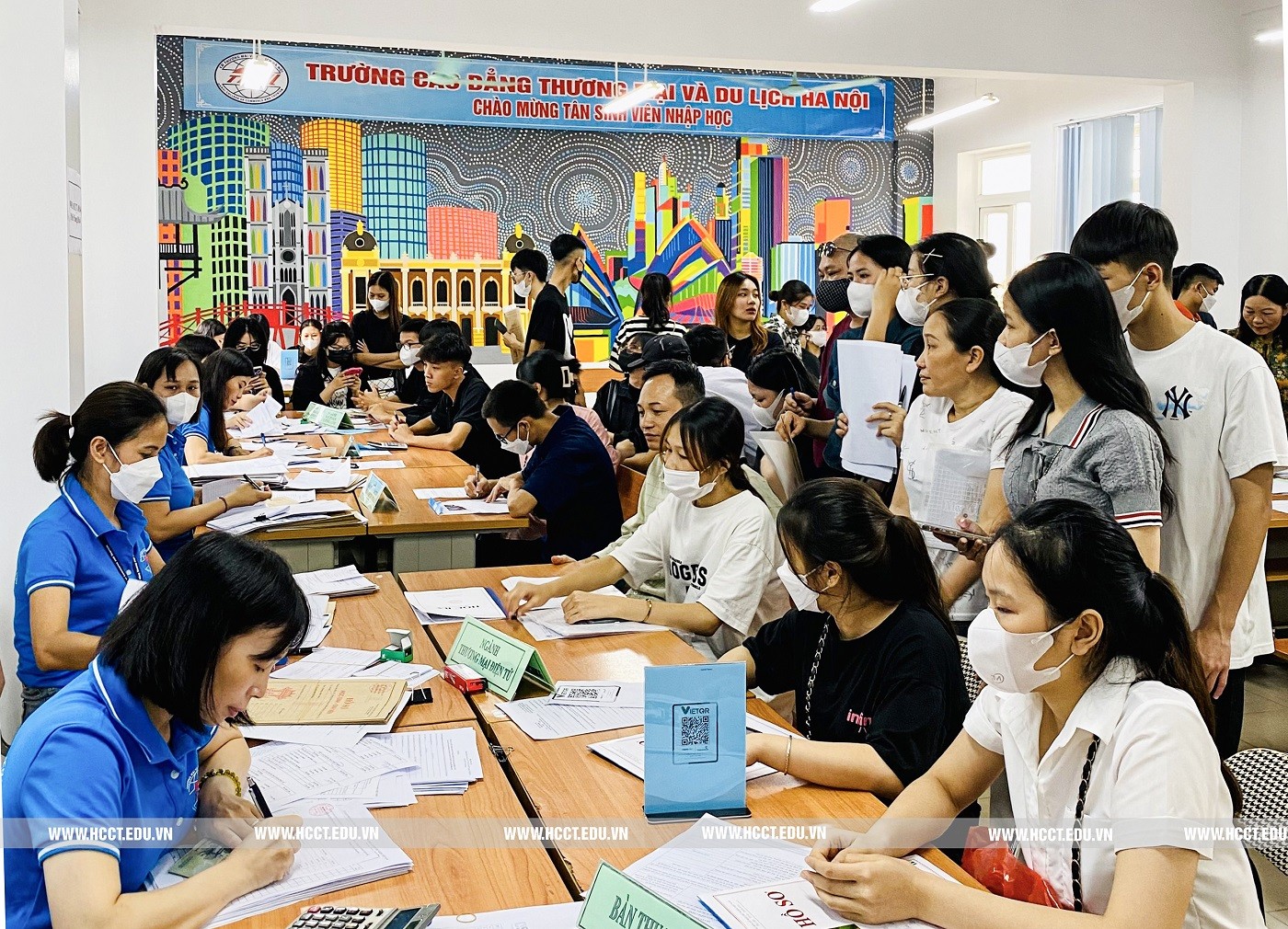 Tân sinh viên Trường Cao đẳng Thương mại và Du lịch Hà Nội hào hứng trong ngày đầu nhập học