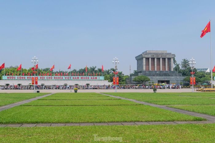Hàng vạn người dân xếp hàng vào Lăng viếng Bác