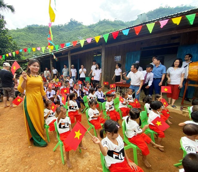 Xúc động lễ khai giảng đặc biệt ở giữa những tầng mây