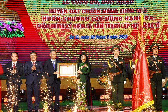 Huyện Ba Vì đạt chuẩn nông thôn mới và đón nhận Huân chương Lao động hạng Ba
