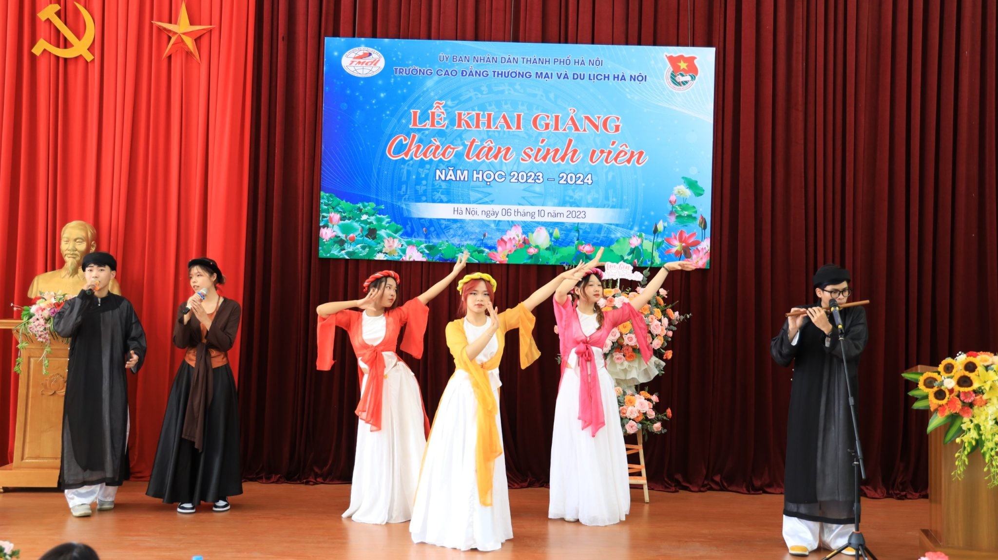 Sôi động chào đón các “Tân Binh” Trường Cao đẳng Thương mại và Du lịch Hà Nội