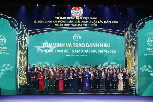 Lễ tôn vinh và trao danh hiệu cho 100 "Nông dân Việt Nam xuất sắc 2023" và biểu dương 63 HTX tiêu biểu toàn quốc