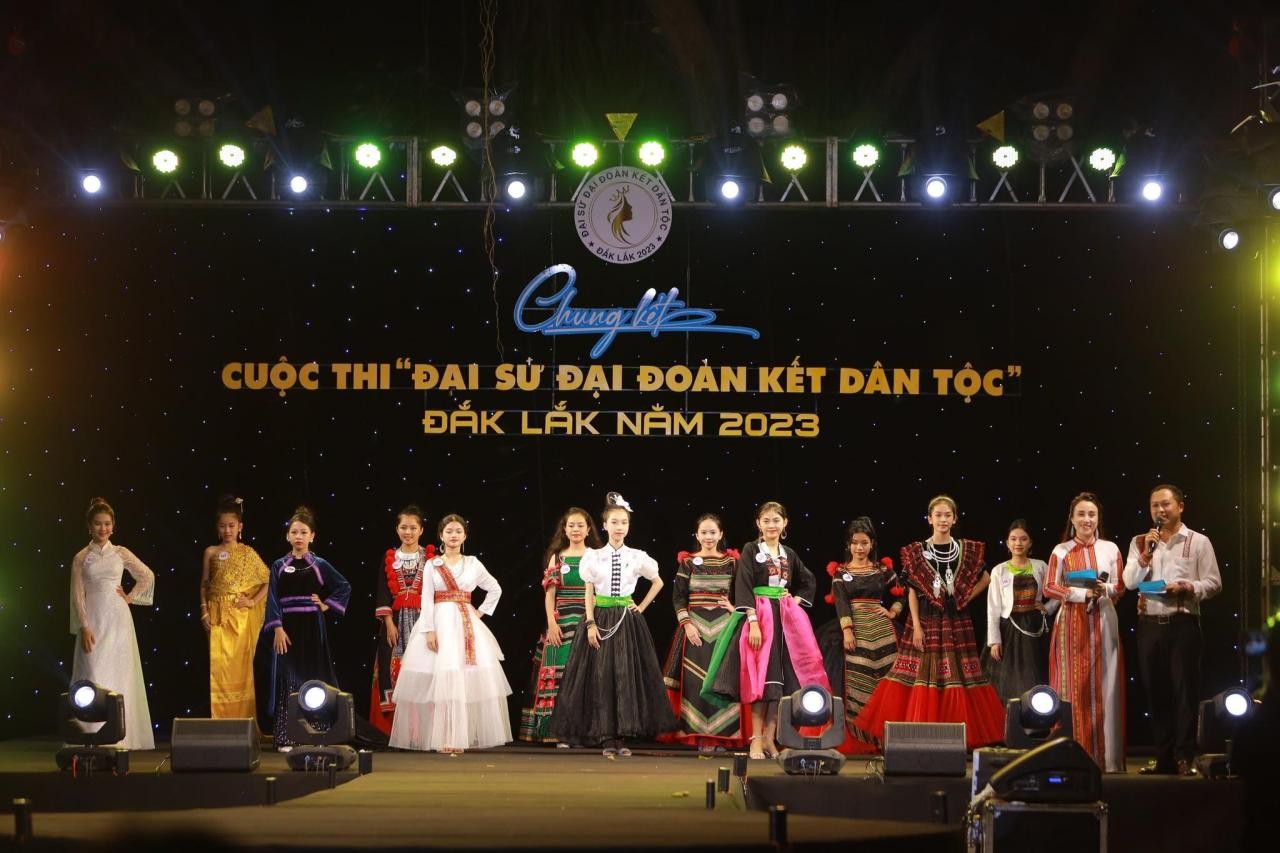 12 thí sinh đại sứ "Đại sứ Đại đoàn kết Dân tộc tỉnh Đắk Lắk" trình diễn bộ sưu tập của NTK Trung Beret