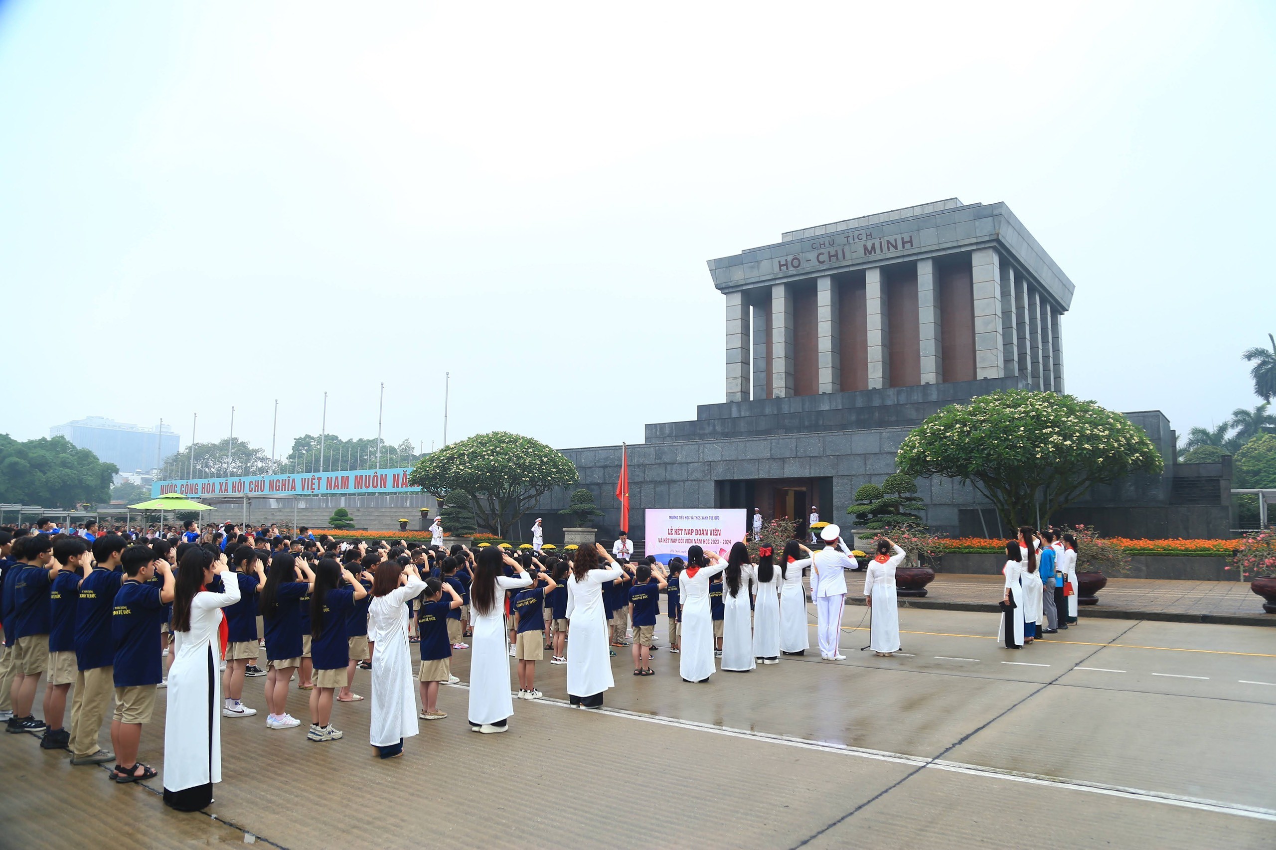Hà Nội: Trường Tiểu học và THCS Xanh Tuệ Đức tổ chức Lễ báo công dâng Bác và Kết nạp Đoàn - Đội