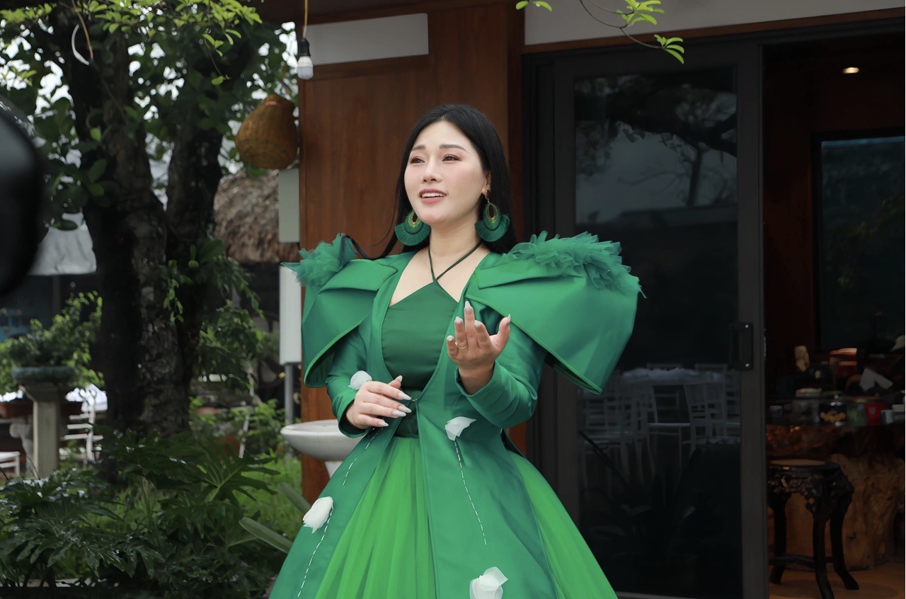 NSƯT Hương Giang từng giành giải nhì toàn quân qua ca khúc 'Lời Bác dặn trước lúc đi xa' năm 1998