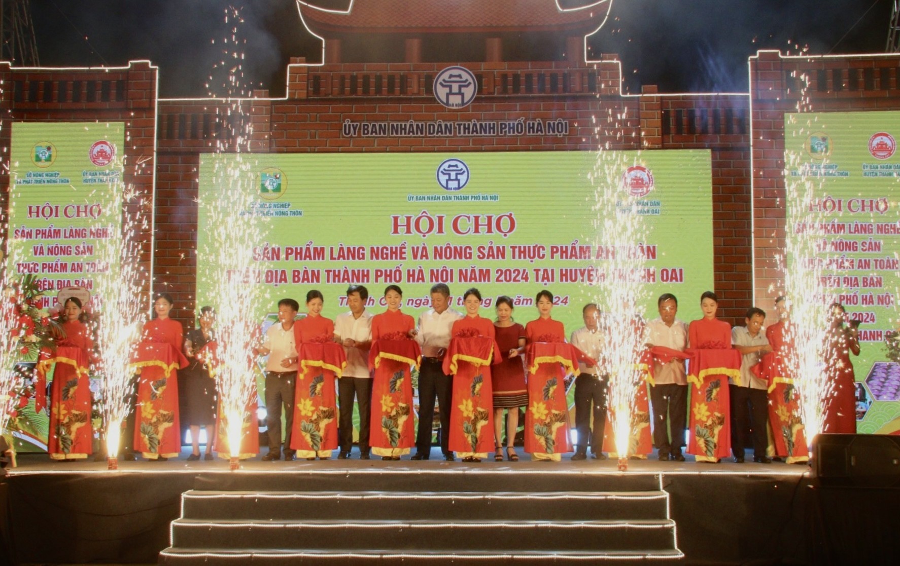 Khai mạc Hội chợ sản phẩm làng nghề và nông sản thực phẩm an toàn trên địa bàn thành phố Hà Nội năm 2024 tại huyện Thanh Oai