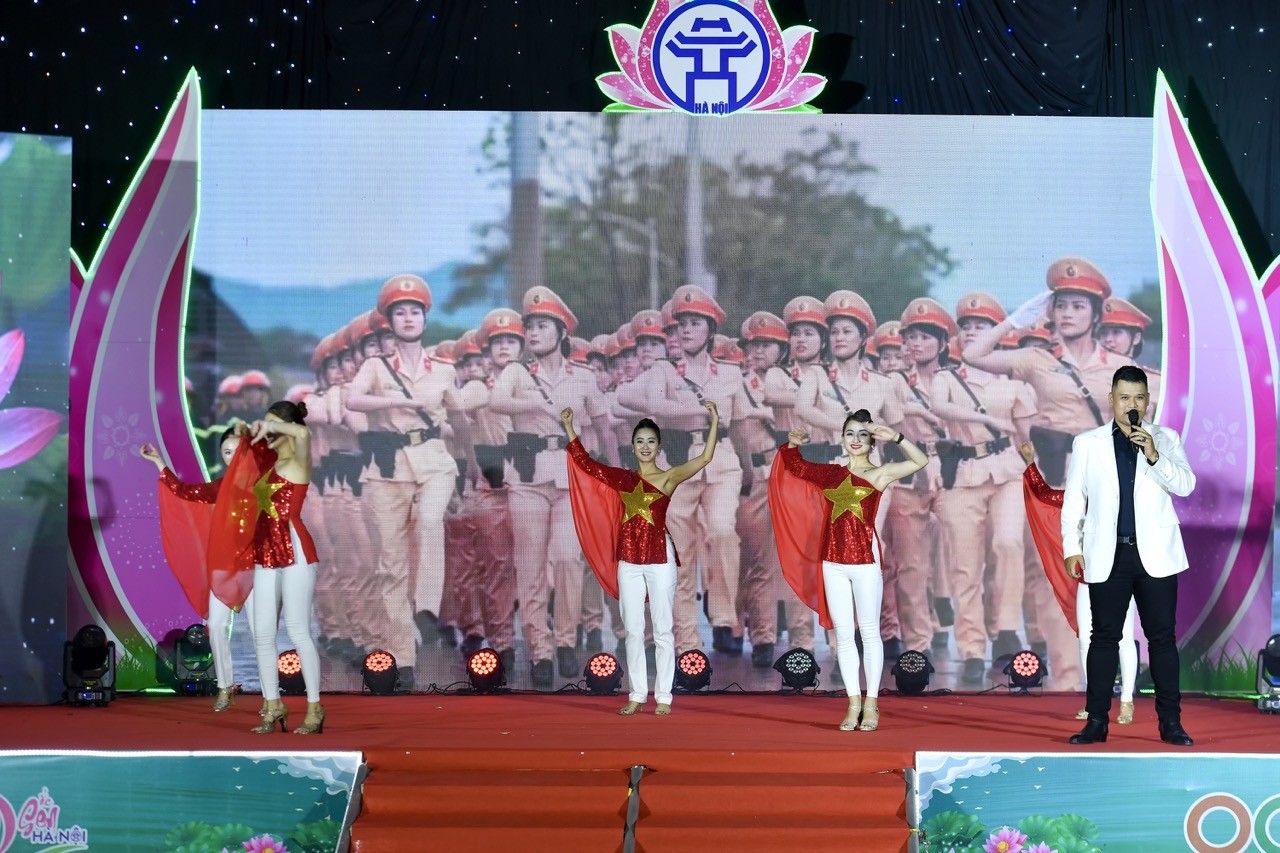 Ca sĩ Mai Nguyễn Anh thu hút khán giả tại Lễ hội Sen Hà Nội 2024 bằng ca khúc Giai Điệu Tự Hào
