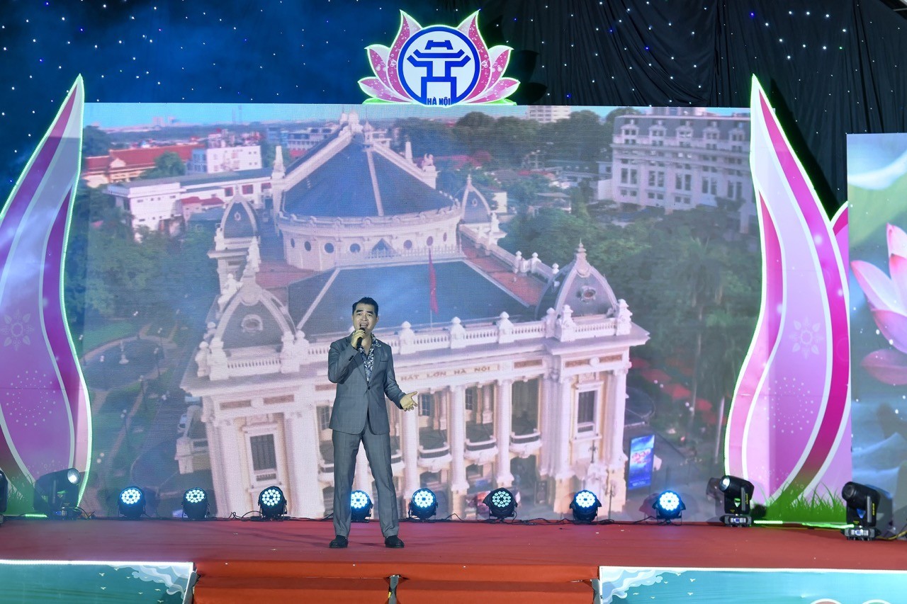 Ca sĩ Văn Giáp biểu diễn ca khúc Hà Nội Ngày Trở Về tại Lễ ra mắt Viện Kinh tế, Văn hóa và Nghệ thuật