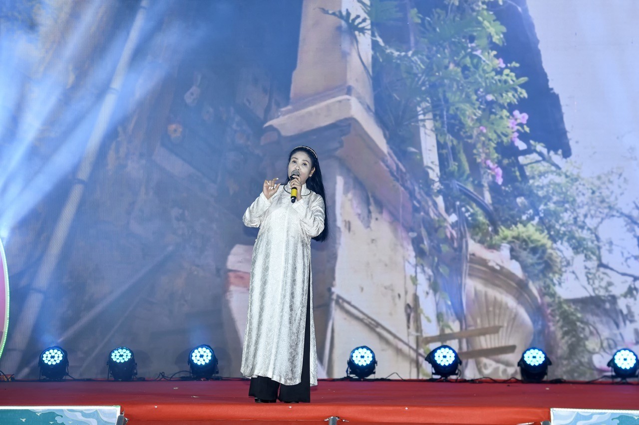 NSND Thanh Ngoan hâm nóng Lễ ra mắt Viện Kinh tế, Văn hóa và Nghệ thuật bằng tiết mục xẩm "Dạo Chơi Long Thành"