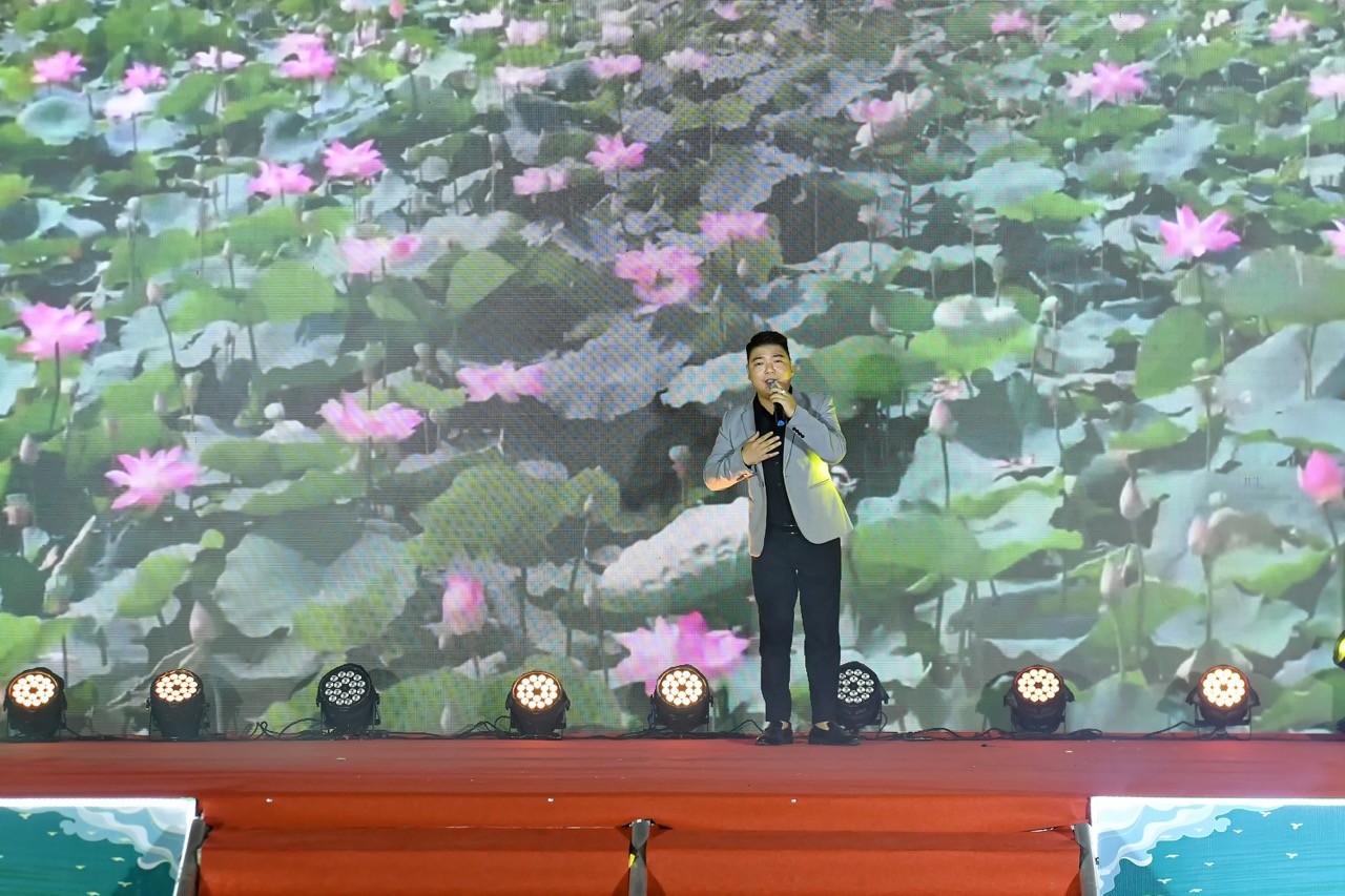 Ca sĩ Minh Thế gây ấn tượng bằng nhạc phẩm “Khúc Hát Sông Quê” tại lễ ra mắt Viện Kinh tế - Văn hóa và Nghệ thuật