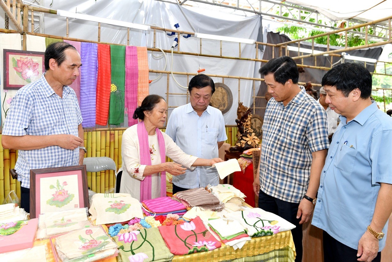 Bộ trưởng Lê Minh Hoan ghi nhận những điểm mới đặc sắc của Lễ hội Sen Hà Nội 2024