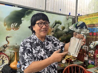Nghệ nhân Phạm Hồng Vinh - Hành trình thổi hồn vào tranh kính nghệ thuật