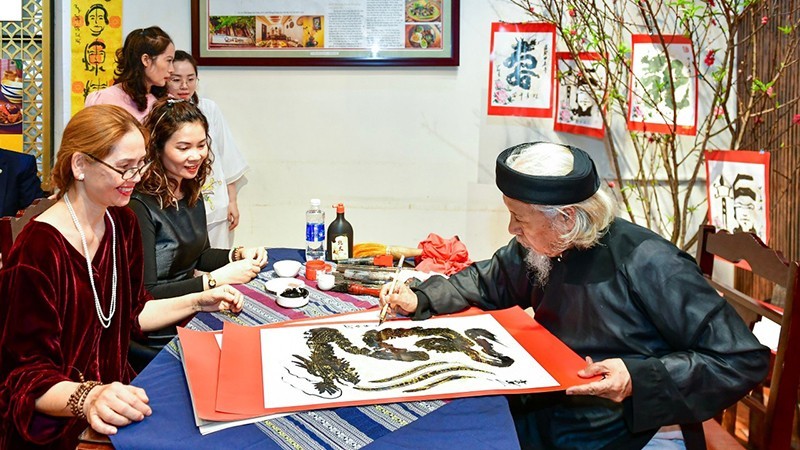 Chuyên gia của Viện Kinh tế, Văn hóa và Nghệ thuật thổi hồn vào thư pháp Việt