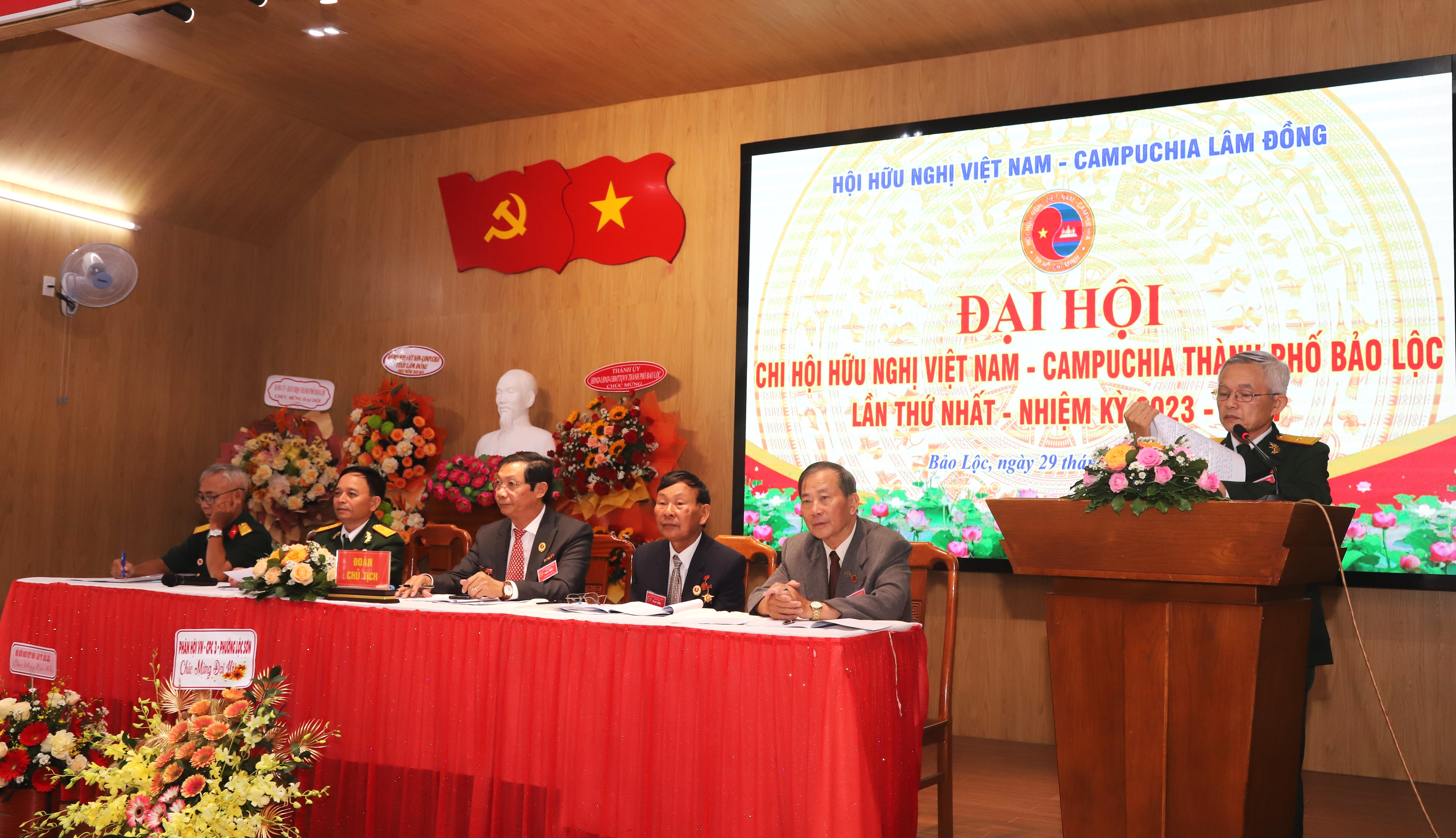 tac-gia-ngoi-giua-hien-la-hoi-vien-hoi-huu-nghi-viet-nam-campuchia-tinh-lam-dong-nhiem-ky-2023-2027-anh-tac-gia-cung-cap-1739930589.JPG