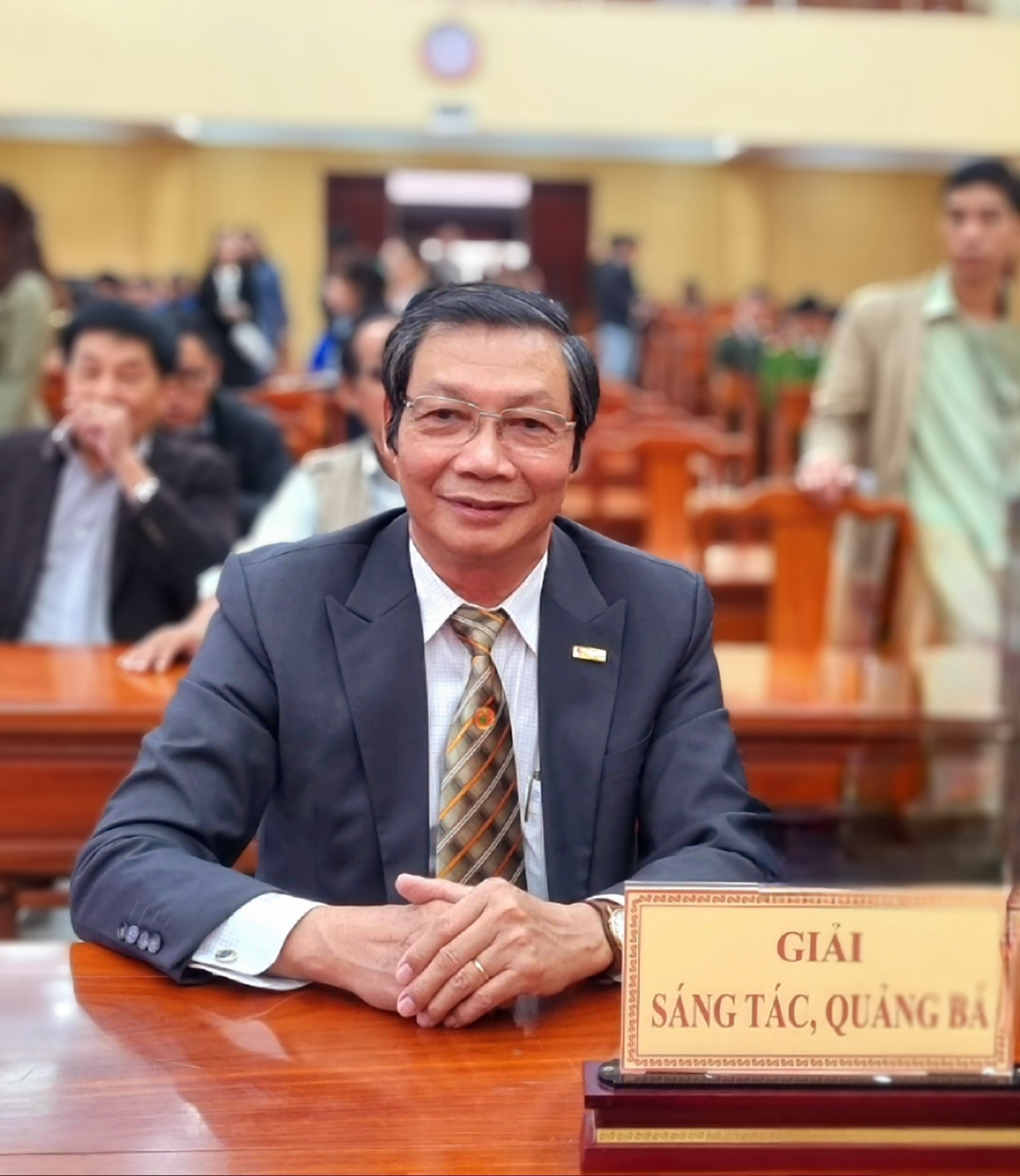 tac-gia-thsnguyen-van-hau-tai-le-trao-giai-thuong-sang-tac-quang-ba-tac-pham-bao-chi-ve-chu-tich-ho-chi-minh-1740153268.jpg