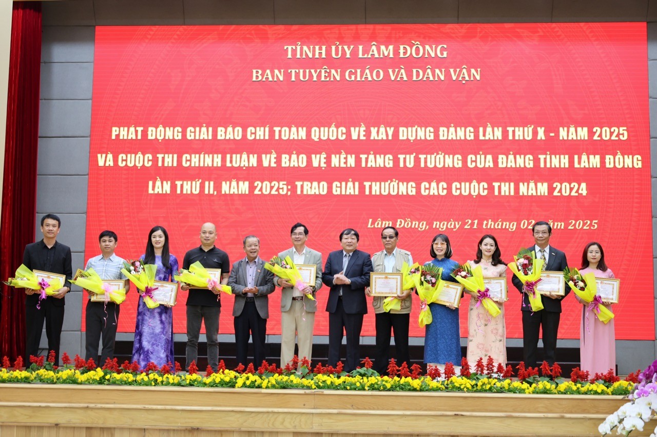 Tác giả và tác phẩm thuộc Tạp chí Khoa học Phát triển Nông thôn Việt Nam được khen thưởng
