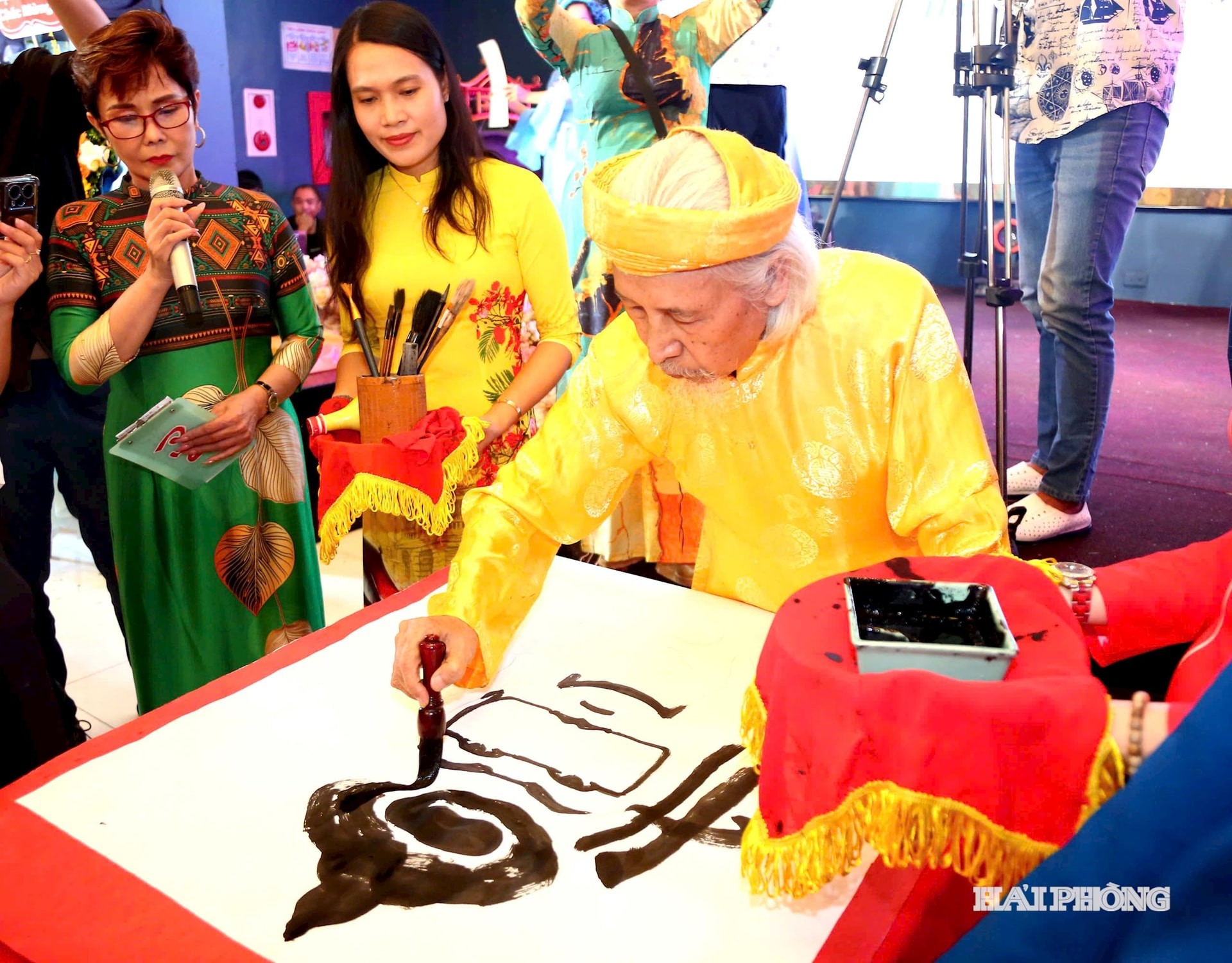 Lan tỏa tinh hoa thư pháp từ thành phố Cảng