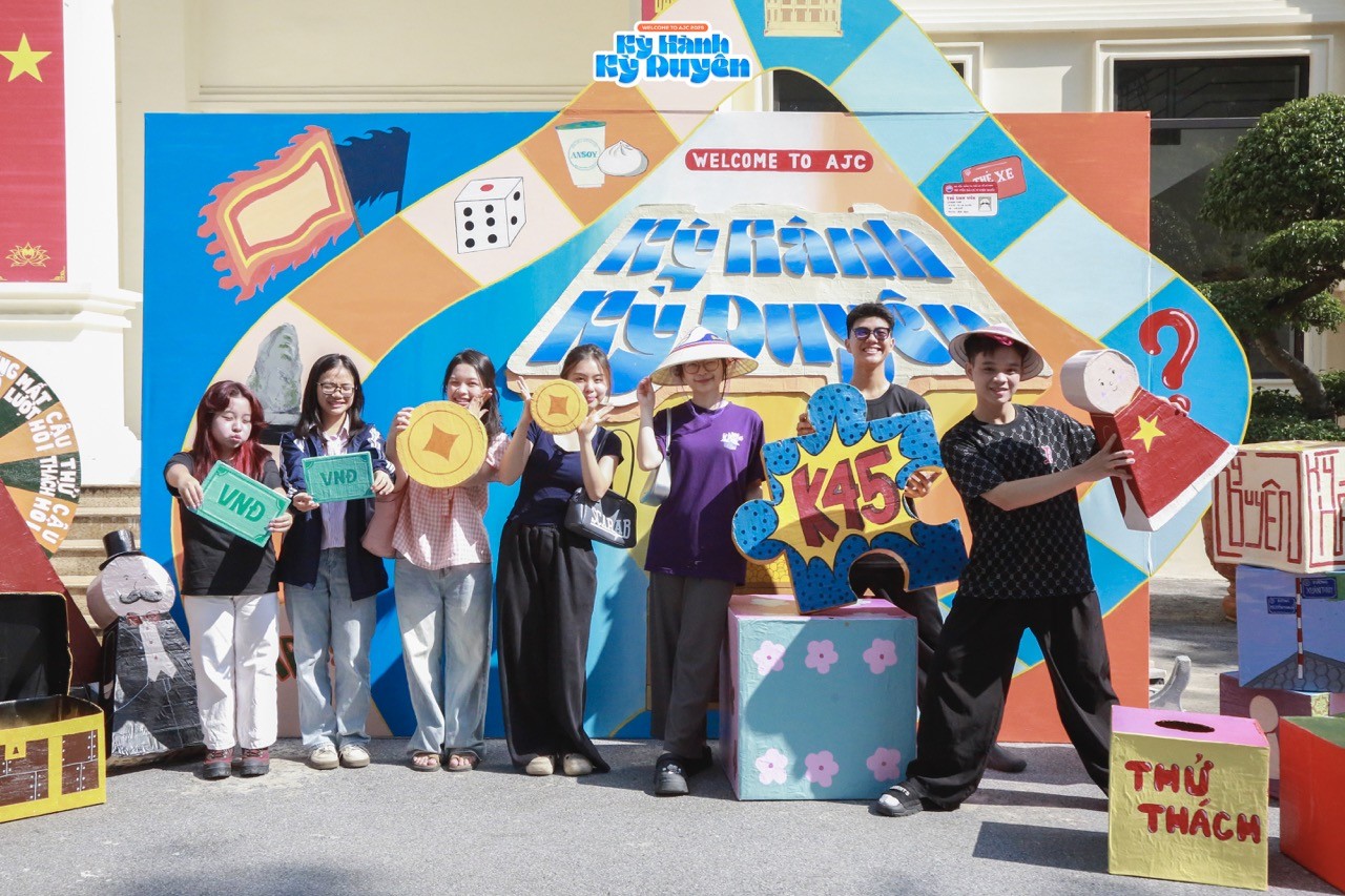 Photobooth Welcome to AJC 2025: Bến hội ngộ rực rỡ cho các tân binh trường Báo