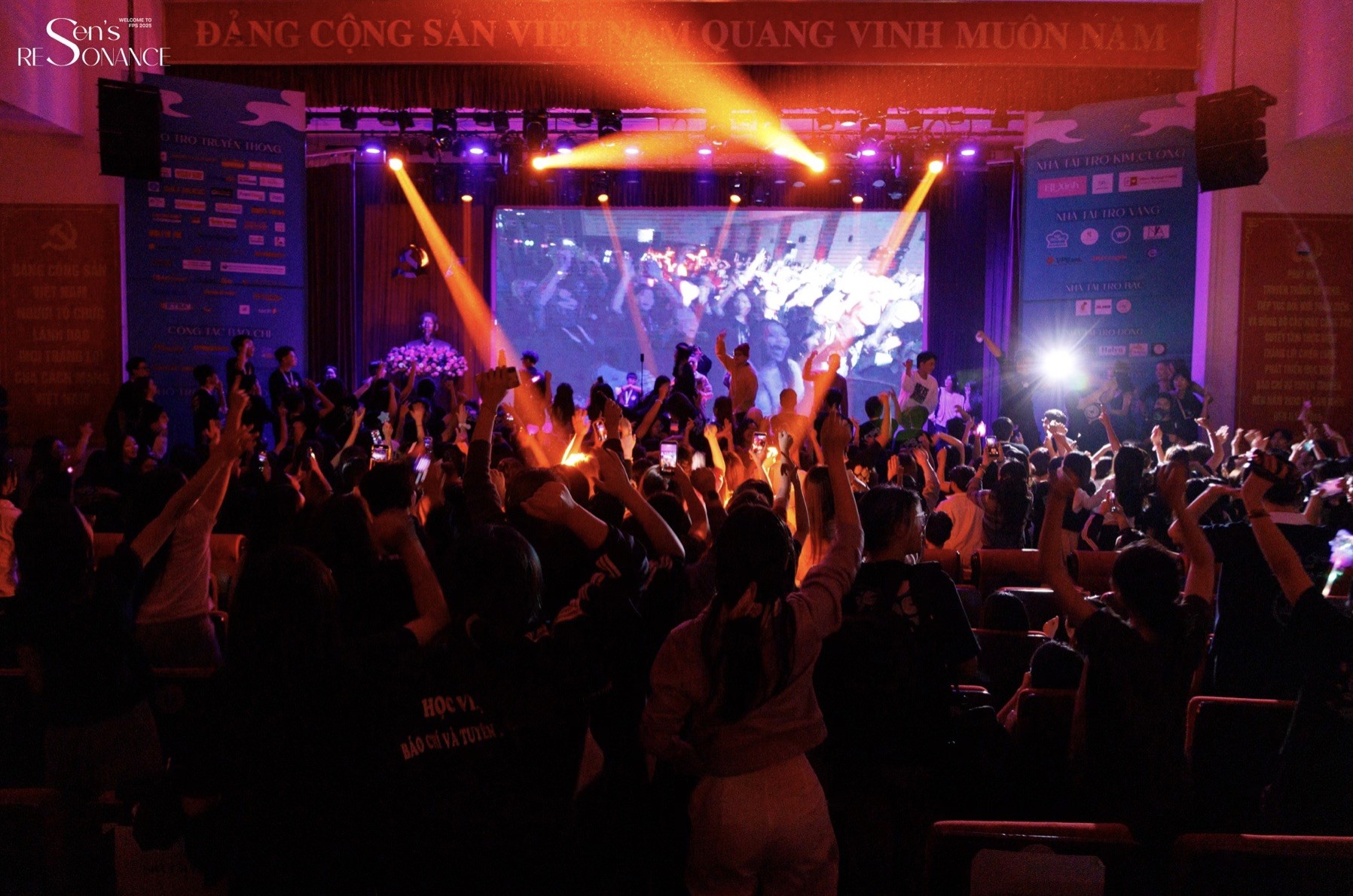 Sự kết hợp bùng nổ của bộ đôi DJ Huy DX và MC Millic tại đêm hội "FPS 2025 - Sen's Resonance"