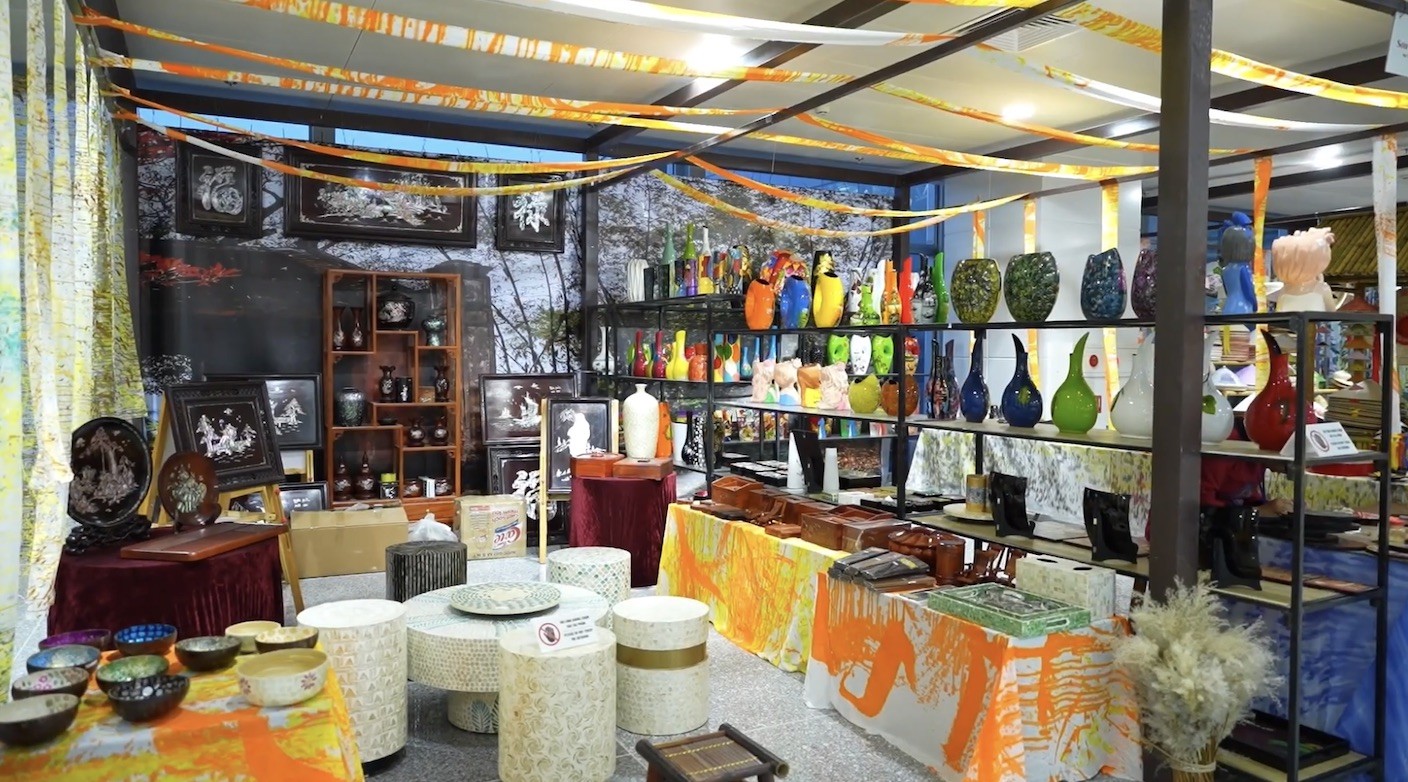 Khát vọng Vạn Xuân và lời chào từ cửa ngõ quốc tế Nội Bài