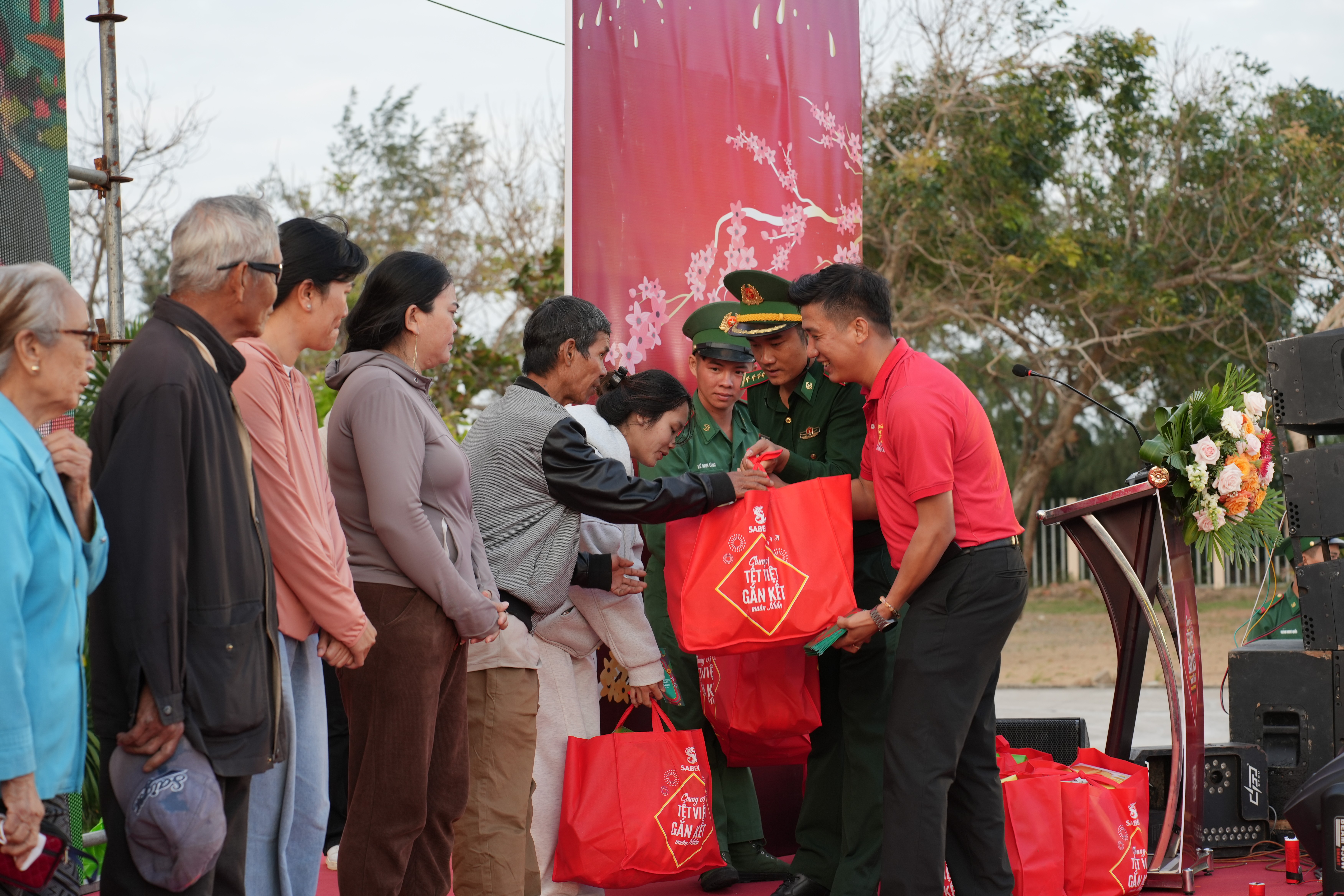 trong-hai-ngay-10-1-11-1-sabeco-cung-ban-to-chuc-chuong-trinh-da-phoi-hop-trao-tang-900-phan-qua-tet-cho-nguoi-dan-co-hoan-canh-kho-khan-va-bo-doi-bien-phong-tai-dak-lak-va-lam-dong-1768290347.JPG