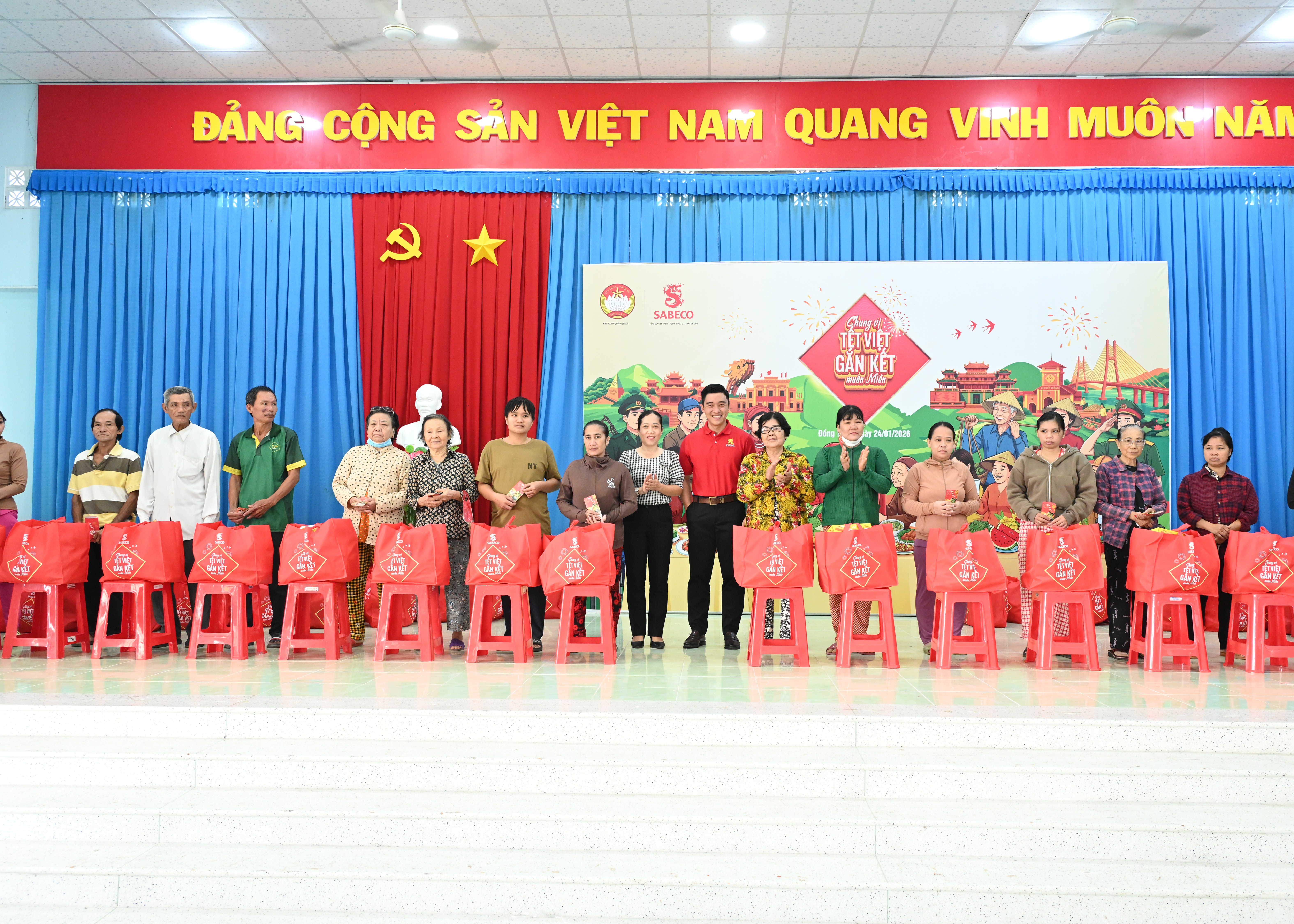 sabeco-phoi-hop-voi-uy-ban-tw-mttqvn-va-chinh-quyen-dia-phuong-trao-tang-300-phan-qua-cho-xa-tan-thoi-va-xa-tan-phu-dong-tinh-dong-thap-1769567876.jpg